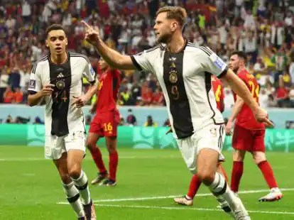 Niclas F&uuml;llkrug jubelt nach dem Tor zum 1-1.