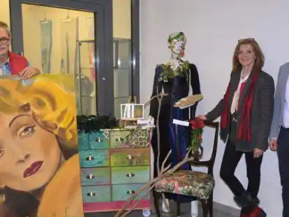 Kunst im Rathaus: (v.li.) Bernd Senetzki und Petra Ulrich-Bohn wurden zur Er&ouml;ffnung von B&uuml;rgermeister Henning Dierks vorgestellt.