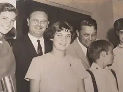 Nach dem Sieg im Rollkunstlaufen 1967 in Hannover zur&uuml;ck in Emden: Johanne Lammers (ganz links mit Pokal). Neben ihr stehen Emdens Oberb&uuml;rgermeister Hermann Schierig und die Mitglieder im Rollsportverein Edeltraud Becker, Uzi Mescher, Bettina Haentjens und Margret Janssen.