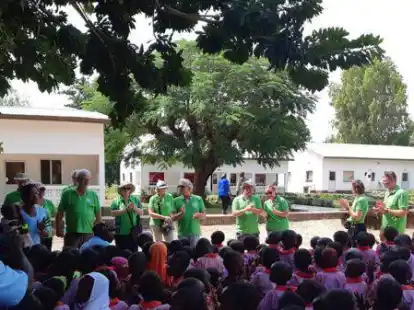 Vor der Buschklinik in Jahaly wurden die Gambia-Fahrer aus Rodenkirchen (in Gr&uuml;n) von den Einwohnern festlich empfangen