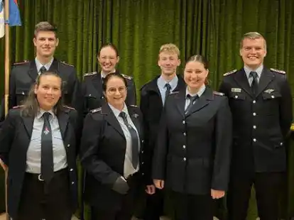 Sie freuen sich &uuml;ber ihre neuen &Auml;mter: (hinten von links) Kassenwart Christian K&uuml;gel, 1. stellv. Jugendfeuerwehrwartin Jeanine Wacker, Schriftwart Denis Lechner sowie (vorne von links) Pressewartin Lara Pantiaco, Jugendfeuerwehrwartin Vivien Rohrig, 2. stellv. Jugendfeuerwehrwartin Sabrina Wenke. Der verabschiedete Jugendfeuerwehrwart Jannis Kirchhoff (rechts) gratuliert.