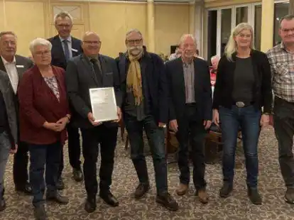 Ehrten Wilfried H&ouml;ller (5. von links) und Frank Vahlenkamp (rechts): (von links) G&uuml;nter Teusner, Lutz Helm, Elke H&ouml;ller, J&ouml;rg Pieper, Gert Prahm, Gerd Lammers und Sonja Niemeier