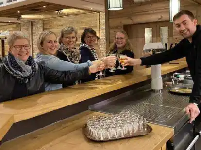 Stie&szlig;en schon mal probehalber auf den L.A.N.D.-Ball bei Kempermann an: (von links) Karin L&uuml;schen-Strudthoff, Jana Eilers, Heike Hohnholt, Elke Coor&szlig;en, Ramona von Seggern und Dietz Wiechers.