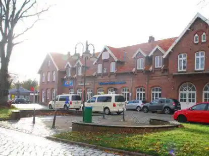 Der Bahnhofsvorplatz in Jever hei&szlig;t nun &bdquo;Fritz-Levy-Platz&ldquo;.