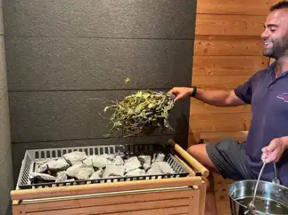 Im &bdquo;Sweethuus&ldquo; des Saunahuuses heizt der stellv. technische Betriebsleiter Hani Al Mohraji den G&auml;sten ein. Das serviceorientierte Engagement des Personals spricht sich unter den Saunag&auml;ngern rum: F&uuml;r 2022 k&uuml;ndigte Peukert Besucherzahlen wie vor der Pandemie an: Um die 50.000 werden es wohl sein.