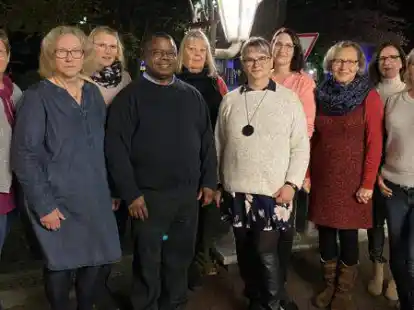 Gemeinsam feierten sie am Donnerstagabend viele Jubil&auml;en der katholischen Kirchengemeinde St. Marien in Hude: (v.l.) Sieglinde Suhr, Cornelia Bley, Nina Knorre, Pfarrer Dr. Clement Akinseloyin, Petra Ahrens, Katarzyna Mattisson, Janina Wessels, Irina Schwebel, Gabriele Klostermann und Stephanie Wessels.