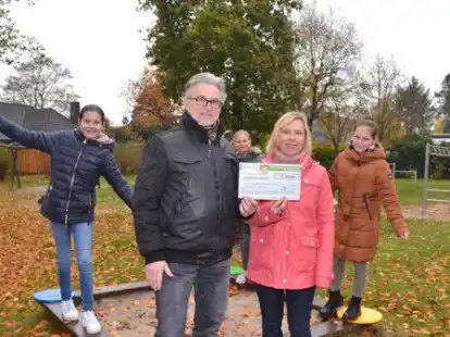 Spielplatz Einsteinstra&szlig;e in Ofen: Amtsleiter Andreas Gronde und Yvonne Pehl (vorn) vom Tiefbau- und Gr&uuml;nfl&auml;chenamt freuen sich mit (hinten v.li.) Greta, Stina und Paulina &uuml;ber das Preisgeld f&uuml;r die Spielplatzaufwertung.