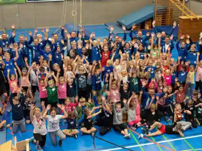 Tobten sich beim Handballtag des TuS Augustfehn aus: die Kinder und die Ehrenamtlichen.