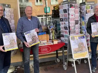Freuen sich &uuml;ber die Adventskalender-Aktion in Wildeshausen (von links): Lions-Pr&auml;sident Herbert Gabrisch, Peter Gebhardt (Gilde-Buchhandlung) und Lions-Pressewart Michael Kalisch.