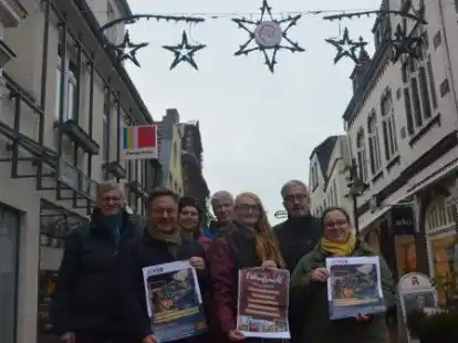 Jevers Stra&szlig;engemeinschaften, Gewerbeverein und die Stadt planen eine ganz besondere &bdquo;Lange Einkaufsnacht&ldquo;: Dieter Paul (von links), Jan Edo Albers, Maike Theesfeld, Knut Kreye, Julia Holstein, Bernd Oetken und Lea Honig.
