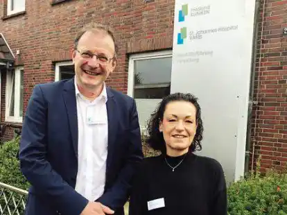 Haben viel vor: Dr. Werner Wodrich, bis Ende 2022 Interimsgesch&auml;ftsf&uuml;hrer der Friesland-Kliniken, und die k&uuml;nftige Gesch&auml;ftsf&uuml;hrerin Petra Hohmann.