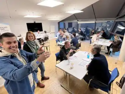 Blick auf die Zeit: Die Organisatoren Mike Wilkers und Mareke Gerdes beim IT Speeddating im Schlauen Haus