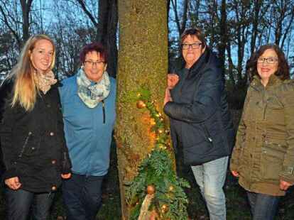 Freuen sich &uuml;ber den zauberhaften Park: die Organisatorinnen und Helferinnen (v.l.) Merle Klaassen, Wilma M&uuml;ller, Edith Fuhlendorf und Ulrike Eden. Bild: Axel Pries