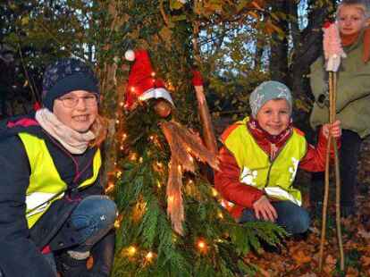 Freuen sich &uuml;ber die leuchtenden Wichtel im B&ouml;rgtuun: (v.l.) Lina (6) aus Gro&szlig; Midlum, Romy (4) aus Hinte und Leon (5) aus Hinte.