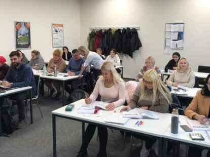 Deutsch pauken bei der VHS: Gefl&uuml;chtete bei der Arbeit.