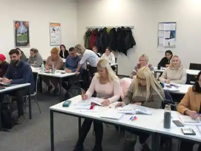 Deutsch pauken bei der VHS: Gefl&uuml;chtete bei der Arbeit.