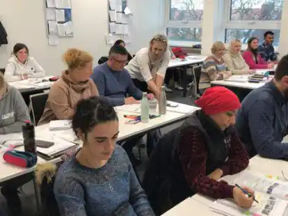 Ende Februar ist Pr&uuml;fung: Gefl&uuml;chtete im Vhs-Sprachkurs von Dozentin Christine Bredebusch (Mitte).