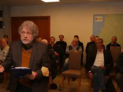 Johann Dieckmann von der Seefelder B&uuml;rgerinitiative &bdquo;Gegenwind&ldquo; argumentiert bei der Einwohnerfragestunde im Infrastrukturausschuss des Rates.