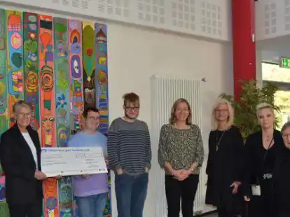 Freuen sich &uuml;ber das Ergebnis der k&uuml;nstlerischen Projektwoche (von links): Kerstin Menke, Bereichsleiterin der Oldenburger Volksbank, die Sch&uuml;ler Jonathan und Gerhard, Susanne Behrens, F&ouml;rderschuldirektorin der Astrid-Lindgren-Schule, Martina Wigbers, Kunstlehrerin der Astrid-Lindgren-Schule, Susanne Barelmann und Marianne Garbe, K&uuml;nstlerinnen des Blauschimmelateliers.