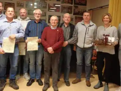 Ehrungen beim TV Falkenburg: (von links) Marten Meyerholz, Meik Ruge, Holger Gr&uuml;tzmacher, Heinfried Bande, Heinz de Groot, Friedhelm Steenhoff, Ulrich und Diana Garde und Finn Leesch.