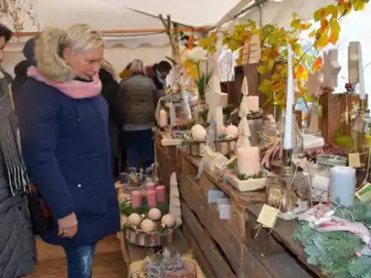 Viele Besucher nutzten wieder die M&ouml;glichkeit und st&ouml;berten beim Weihnachtsbasar des Caritas Verein Altenoythe durch das vielf&auml;ltige Angebot.