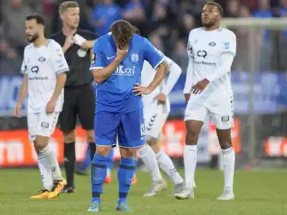 Bild aus dem Duell in der ersten Runde des Landespokals: Meppens Marvin Pourie (vorn) kann es nicht fassen, dass sein Team gegen den VfB Oldenburg mit Kamer Krasniqi (links) und Affemefuna-Michael Ifeadigo gleich mit 0:5 verlor.
