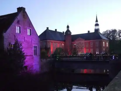 Landpartie auf Schloss G&ouml;dens: Der Schlosshof und der weitl&auml;ufige Park erstrahlen durch tausende Lichter, Kerzen, Laternen und Fackeln in einem stimmungsvollen Licht.