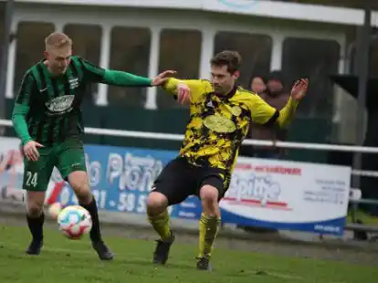 Keven Pannhoff von den Sportfreunden Larrelt (links) behauptet den Ball.