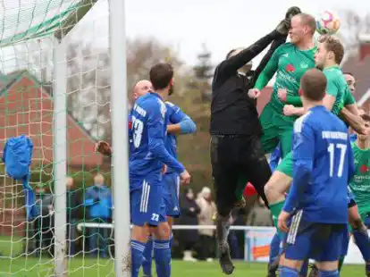 Schmerzhafte Niederlage: Gegen Holtriem war f&uuml;r die Krummh&ouml;rner aus Visquard (gr&uuml;ne Trikots) mehr drin.