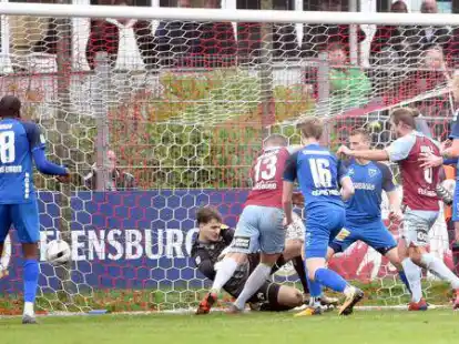 Ping-Pong im Strafraum &ndash; und dann ist er drin: Diese Szene f&uuml;hrte zum 1:1 f&uuml;r Flensburg.