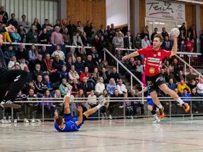 Top-Torsch&uuml;tze Kevin Heemann hebt ab, um f&uuml;r den n&auml;chsten TVC-Treffer zu sorgen, w&auml;hrend der tapfer verteidigende Gast am Ende doch am Boden liegt.