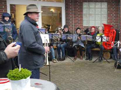 Der Posaunenchor spielte auf dem Weihnachtsmarkt in Friesland Weihnachtslieder.