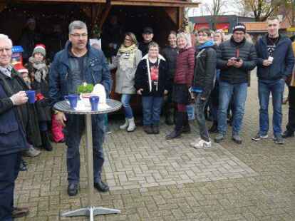Carl Burmann (links) und Bürgermeister-Stellvertreter  Wilfried Wolken eröffneten den Clevernser Weihnachtsmarkt.