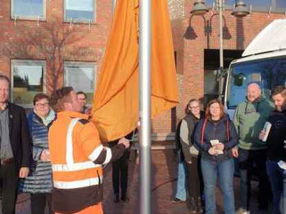 Zum Zeichen der Solidarit&auml;t mit Frauen auf der ganzen Welt weht vor dem Bockhorner Rathaus jetzt eine orangefarbene Flagge.