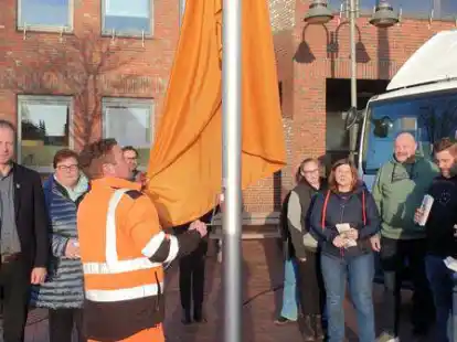 Zum Zeichen der Solidarit&auml;t mit Frauen auf der ganzen Welt weht vor dem Bockhorner Rathaus jetzt eine orangefarbene Flagge.
