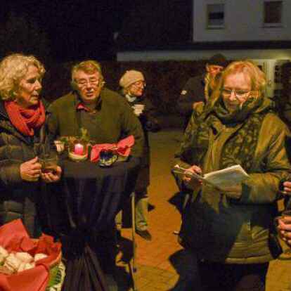Fr&ouml;hliche Lieder mit einem Glas Gl&uuml;hwein beim lebendigen Adventskalender in Dangast.