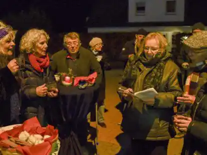 Fr&ouml;hliche Lieder mit einem Glas Gl&uuml;hwein beim lebendigen Adventskalender in Dangast.