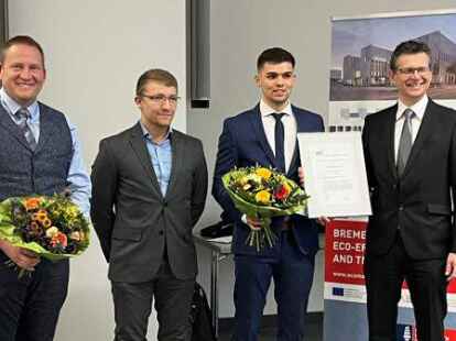 Feierstunde im Ecomat Bremen: (v.l.) Prof. Dr.-Ing. Dirk Rabe (Technik-Dekan Hochschule Emden/Leer), Vorstandsvorsitzender M.Sc. Ingo Hunfeld (Vorstandsvorsitzender Bremer Bezirksverein des VDI), Hendrik Boomgaarden (M. Eng.), Dipl. Ing. Michael Frie&szlig; (Standortverantwortlicher und Leiter Produktion des Mercedes-Benz Werks Bremen).