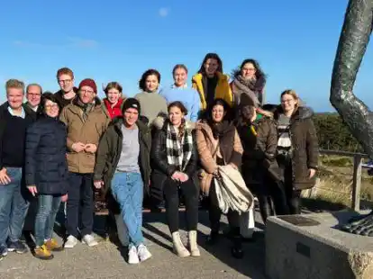 Hotelfachsch&uuml;ler der BBS II Emden waren zum Lernen zu Gast auf der Nordseeinsel Spiekeroog &ndash; ein Ausflug mit den Lehrkr&auml;ften zur Utkieker-Skulptur war aber auch noch drin.