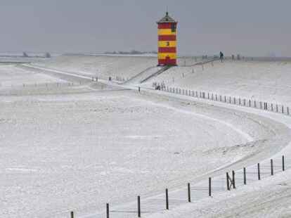 Ein schneebedeckter Deich beim Pilsumer Leuchtturm. Wie stehen die Chancen auf weiße Weihnachten in Ostfriesland? Wir haben beim Deutschen Wetterdienst nachgefragt.