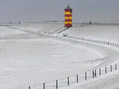 Ein schneebedeckter Deich beim Pilsumer Leuchtturm. Wie stehen die Chancen auf wei&szlig;e Weihnachten in Ostfriesland? Wir haben beim Deutschen Wetterdienst nachgefragt.