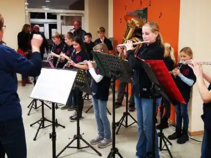 Weihnachts- und Volkslieder: Gleich mehrere St&uuml;cke konnten die M&auml;dchen auf ihren Querfl&ouml;ten zum Besten geben.