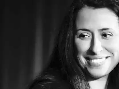 V&eacute;ronique Elling spielt im G&uuml;terschuppen.