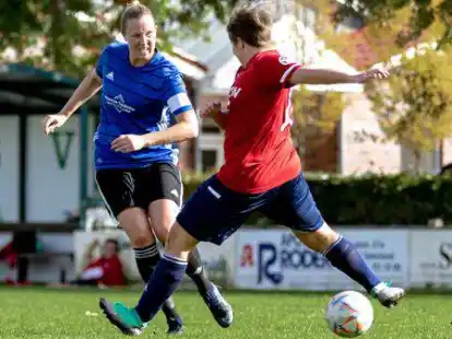 Kapit&auml;nin Nadine Luttmann (blaues Trikot, hier in einem vorherigen Spiel) erzielte den Treffer der SG Neuscharrel/Altenoythe.