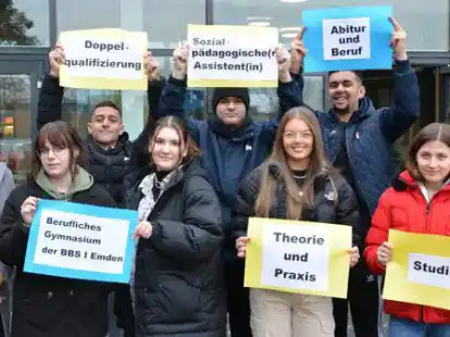 Werben f&uuml;r den neuen Doppel-Abschluss an den BBS I Emden: Sch&uuml;lerinnen und Sch&uuml;ler aus der 11. Klasse mit BBS-I-Pressesprecherin Gabriele Harff-K&ouml;nig (ganz links) und der Abteilungsleiterin des Beruflichen Gymnasiums, Tanja Peters (ganz rechts).