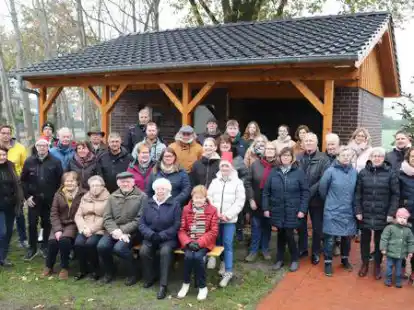 Stolz ist die Nachbarschaft der  Stra&szlig;en &bdquo;Am M&uuml;hlenberg&ldquo;, &bdquo;Hauptstra&szlig;e&ldquo; und &bdquo;Richteweg&ldquo; &uuml;ber die neue H&uuml;tte an der Kl&ouml;necke.