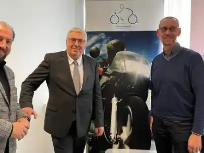 Marcus B&uuml;ttner (Gesch&auml;ftsf&uuml;hrer Bundesinnungsverband) und Franz-Josef Feldk&auml;mper (Bundesinnungsmeister) waren anl&auml;sslich der Bundesverbandstagung zu Gast bei der Zweiradmechaniker-Innung Oldenburg von Andreas Denker (Obermeister) und Michael Hanken (stellv. Obermeister) (v.l.).