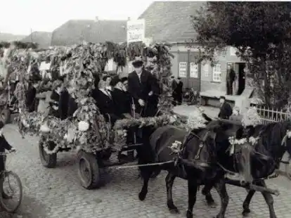 Ein Ernteumzug durch Apen in den F&uuml;nfzigerjahren. Fotos wie dieses finden sich im historischen Kalender der Gemeinde Apen f&uuml;r das Jahr 2023.