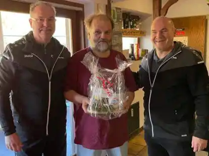 Harald Grosser (Mitte) wurde von Joachim Hochartz (links) und J&ouml;rg Roth f&uuml;r seine Verdienste um das F&ouml;rderkonzept f&uuml;r Vereinsjugendtrainer geehrt.