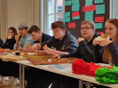 Diskutieren bei D&ouml;ner und Pizza: In lockerer Atmosph&auml;re konnten sieben Jugendliche ihre W&uuml;nsche &auml;u&szlig;ern, loben und kritisieren.